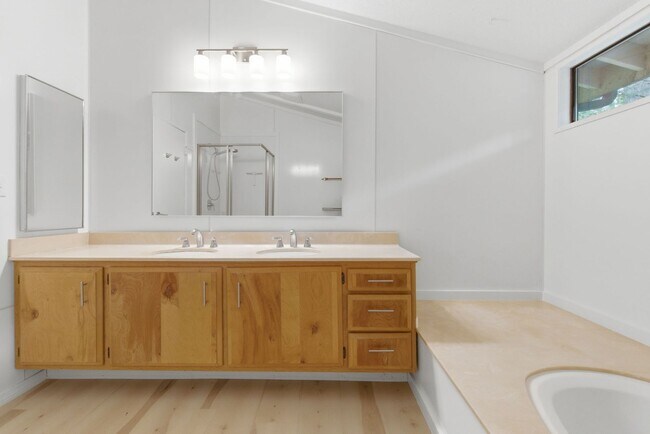 Building Photo - Single level Bainbridge Island home