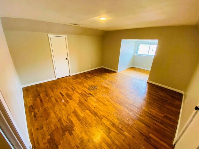 Building Photo - COMING SOON: Spacious 3 Bedroom 2 Bathroom...
