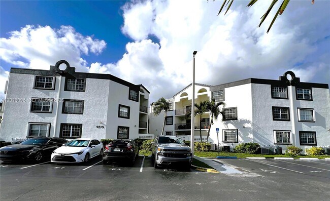 Building Photo - 9715 Fontainebleau Blvd
