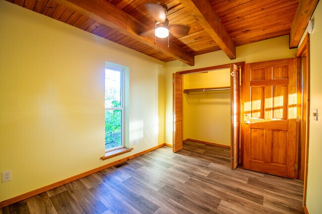 Building Photo - 10644 Peach Ridge Rd