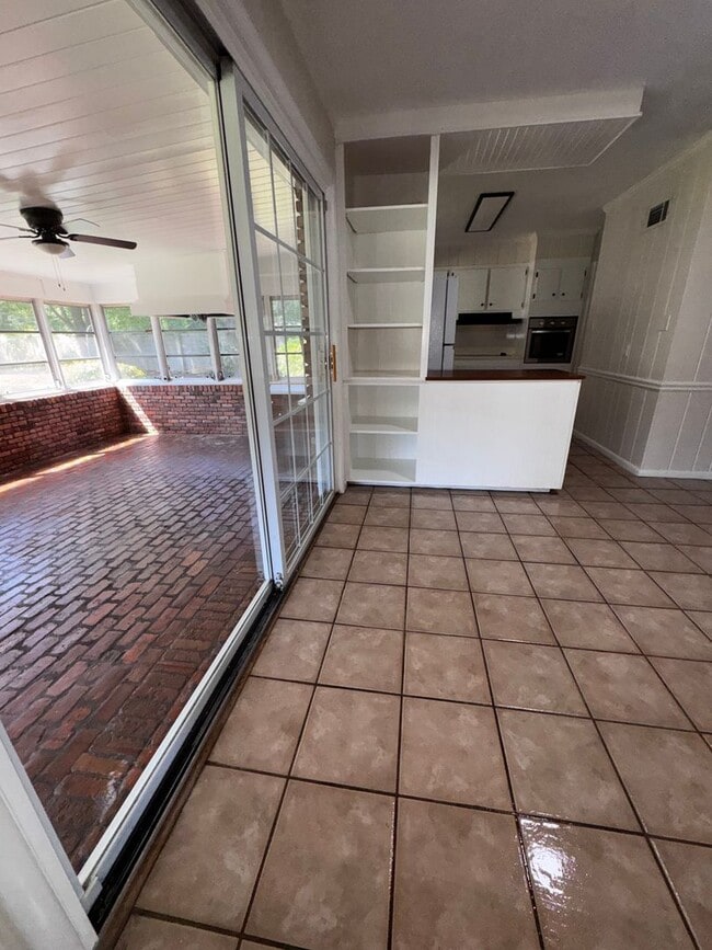 Building Photo - Charming 3 bedroom, 2 bathroom home featuring a fenced-in backyard and enclosed back porch. Fresh...