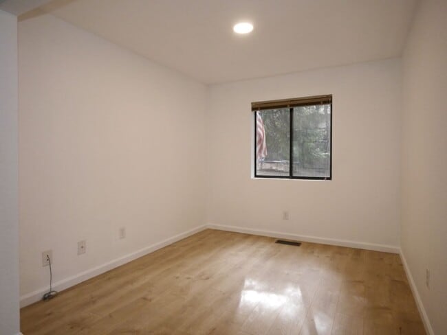 Building Photo - 18111 N Meadow Dr