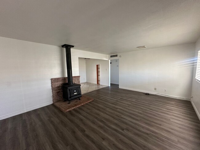 Building Photo - Rent This Beautiful 3-Bedroom Home with Se...