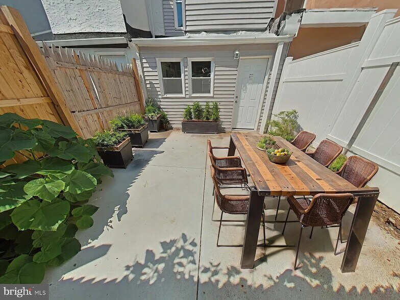 Building Photo - 1743 N Stillman St
