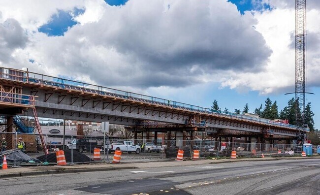 Building Photo - Luxurious, Bright and Meticulously Maintained 2 Bed and 2 Bath Condo