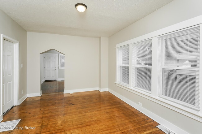 Building Photo - 1812 W Gaulbert Ave