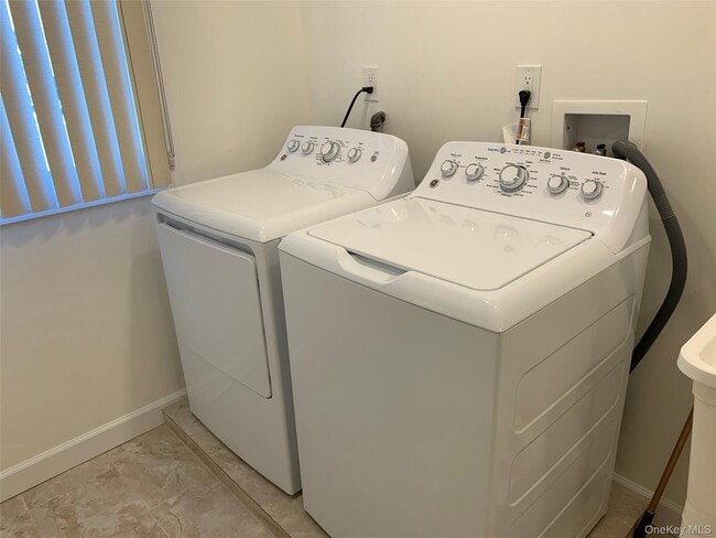 Building Photo - 97 Gainsborg Ave E