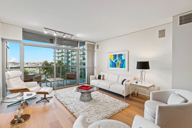 Building Photo - 13650 marina pointe Dr