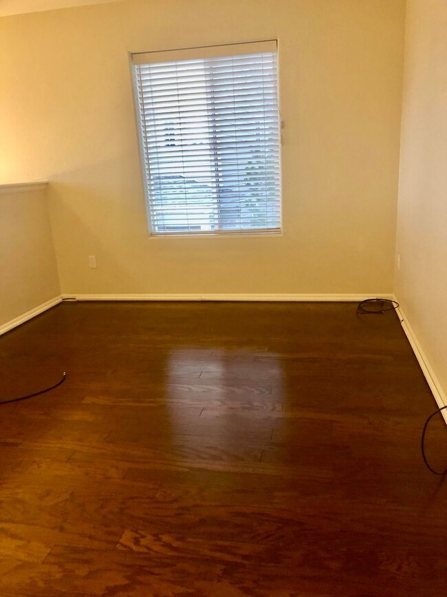 Building Photo - Well Maintained 2 Bed 3 Bath 2 Car Two-sto...