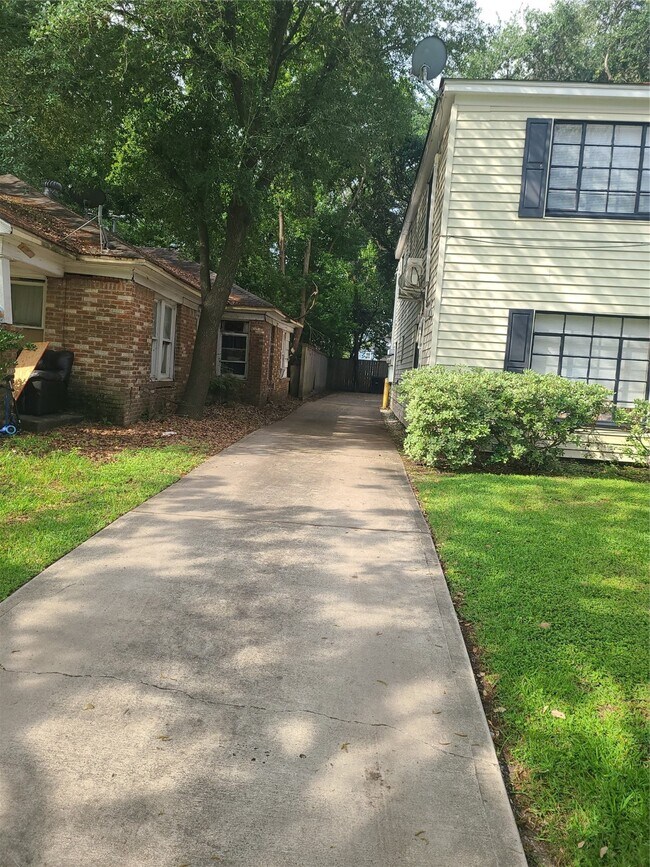 Building Photo - 1434 Lawson St