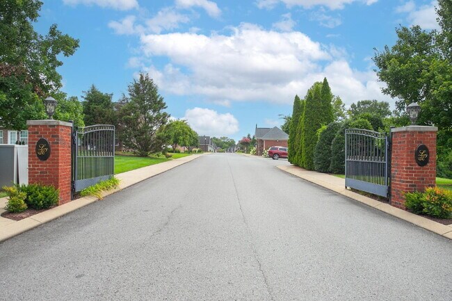 Building Photo - Single-level 2-bed, 2-bath townhome in 55+ community with pool, clubhouse, fitness center and gro...