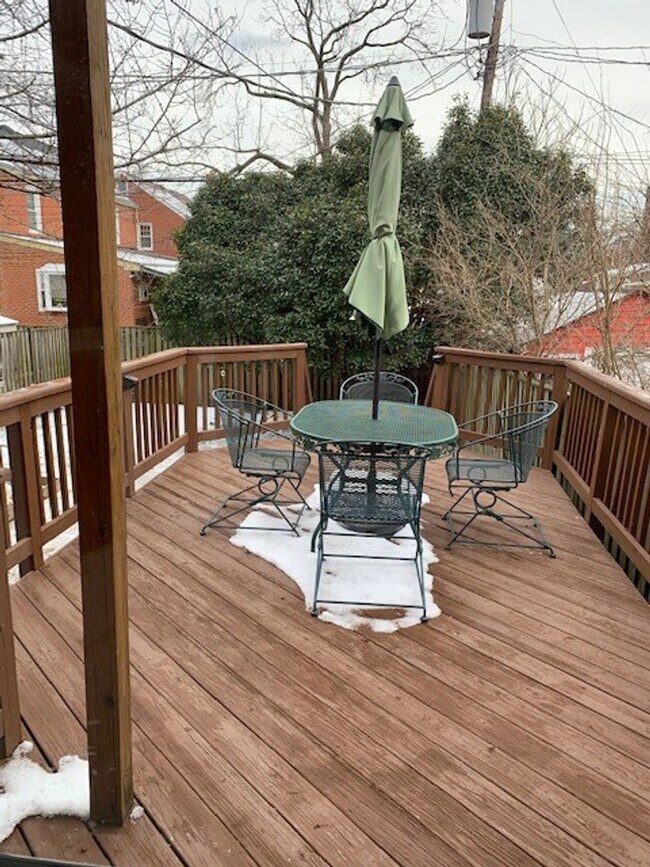 Building Photo - Beautiful 2 Bedroom 1 Bathroom End Unit, B...