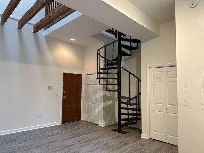 Building Photo - 235 King St