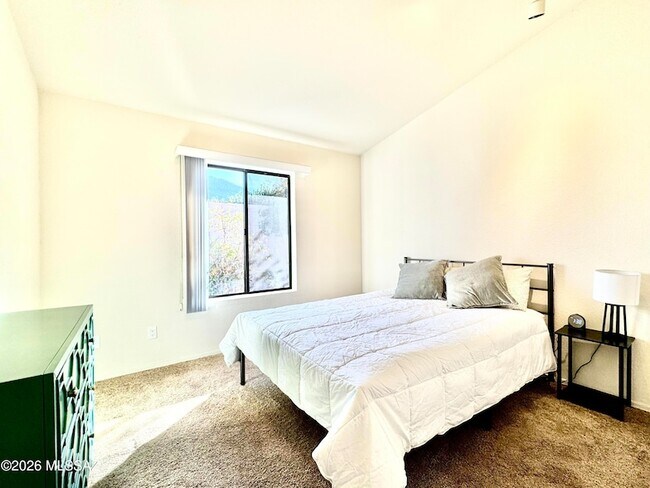 Building Photo - 9970 N Colony Dr