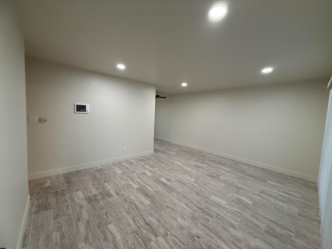 Building Photo - 8866 Donna Jean Ln