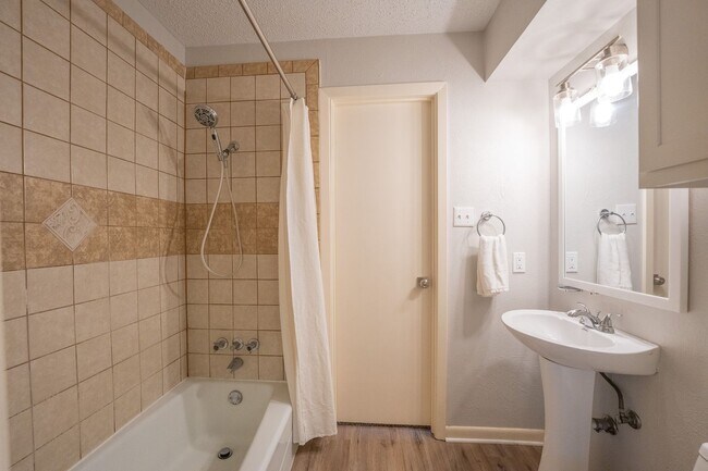 Building Photo - Charming 3-Bedroom Rental Near Lake Ray Hubbard.