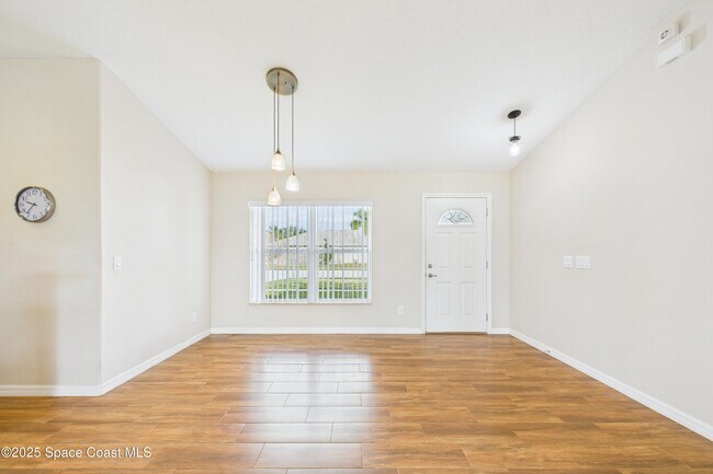 Building Photo - 1936 Gloria Cir