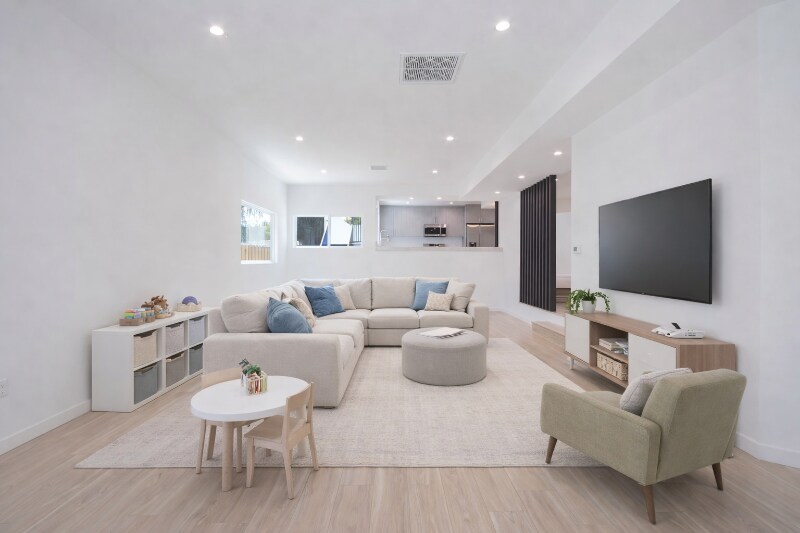 Building Photo - 1346 N Stanley Ave