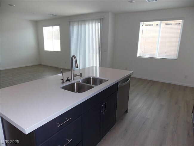 Building Photo - 565 Ruby Robin Ave