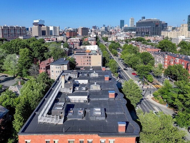 Building Photo - 1064 Beacon St
