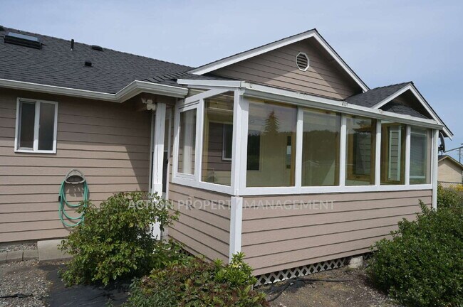 Building Photo - 3 bed 2 bath, 2 car garage in Sequim