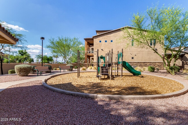 Building Photo - 2821 S Skyline Dr