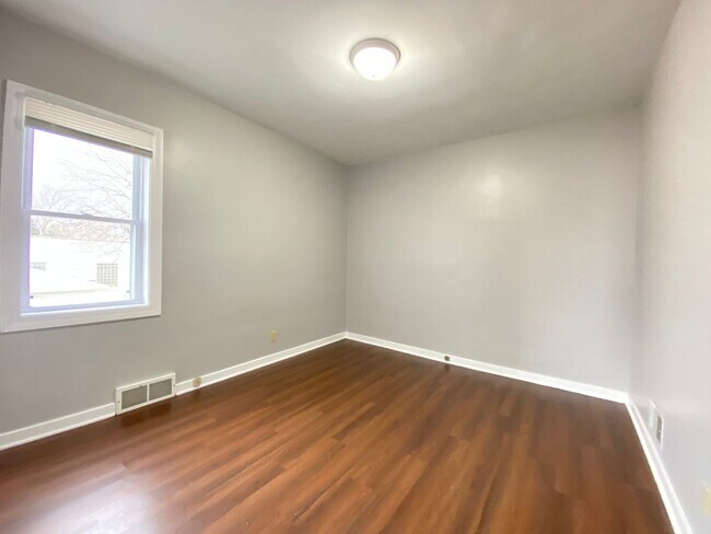 Building Photo - 2240 White Oak Ave