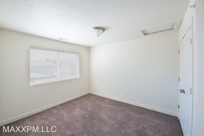 Building Photo - 656 W Meadow Dr