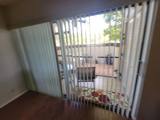 Building Photo - Lovely bottom floor UN-furnished condo Por...