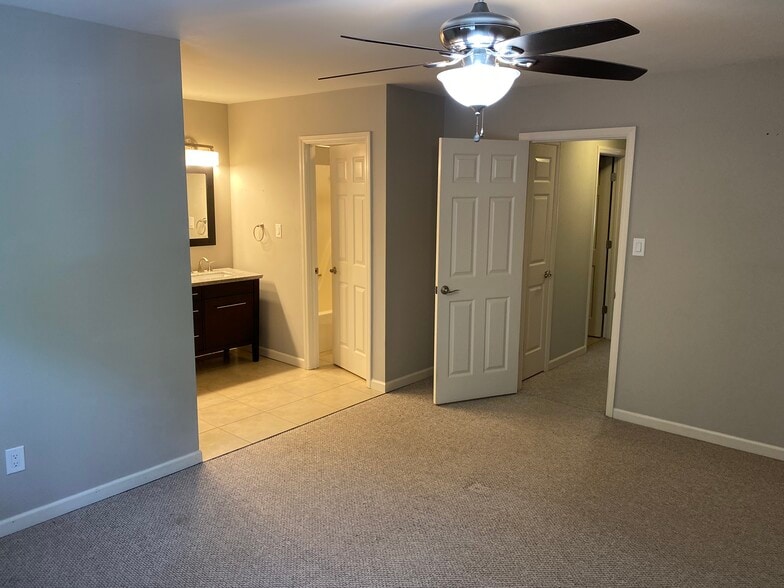 Building Photo - 1627 10th St Pl NW