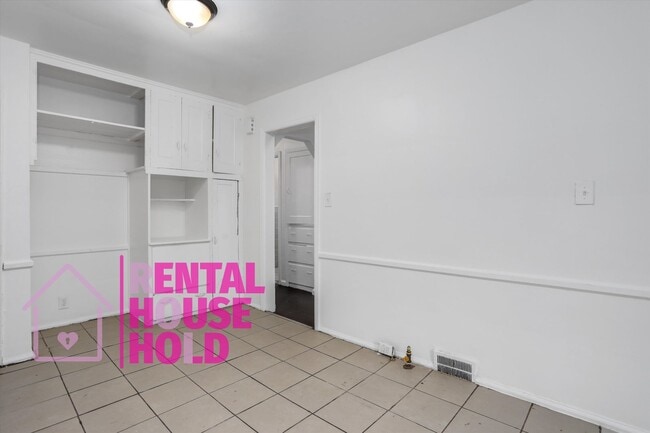 Building Photo - Summer Special~ 3 BEDROOM 1 BATH BUNGALOW ...