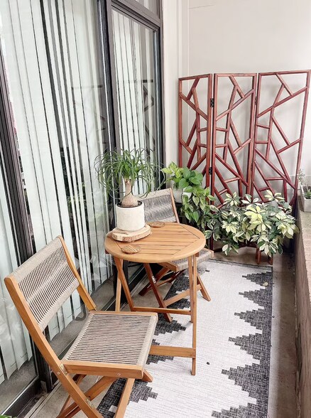 Patio - 810 W 4th St