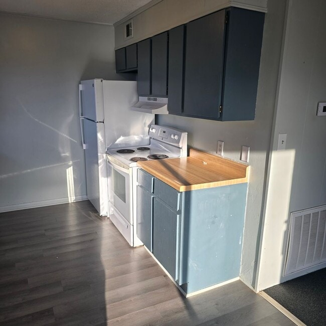 Building Photo - Modern & Spacious Upstairs 1 Bedroom Bungalow - Washer/ Dryer Included!