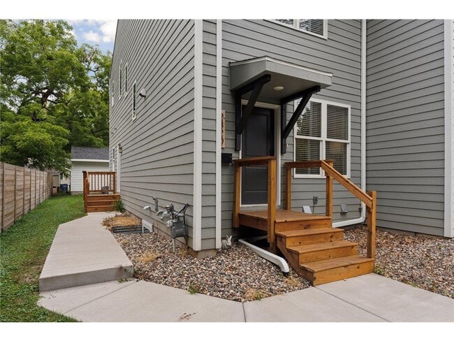 Building Photo - 2320 Priscilla St