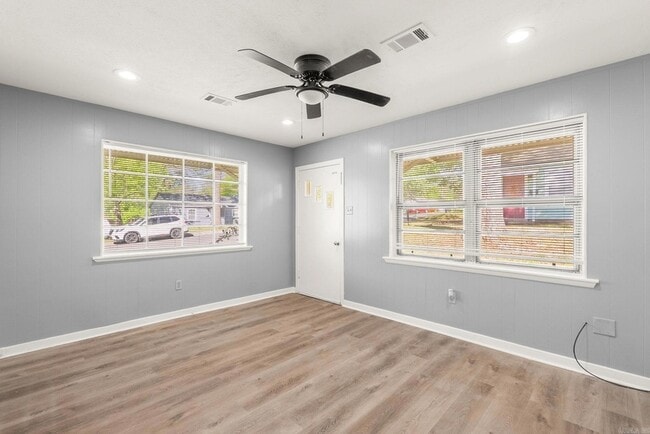 Building Photo - 713 Oakwood