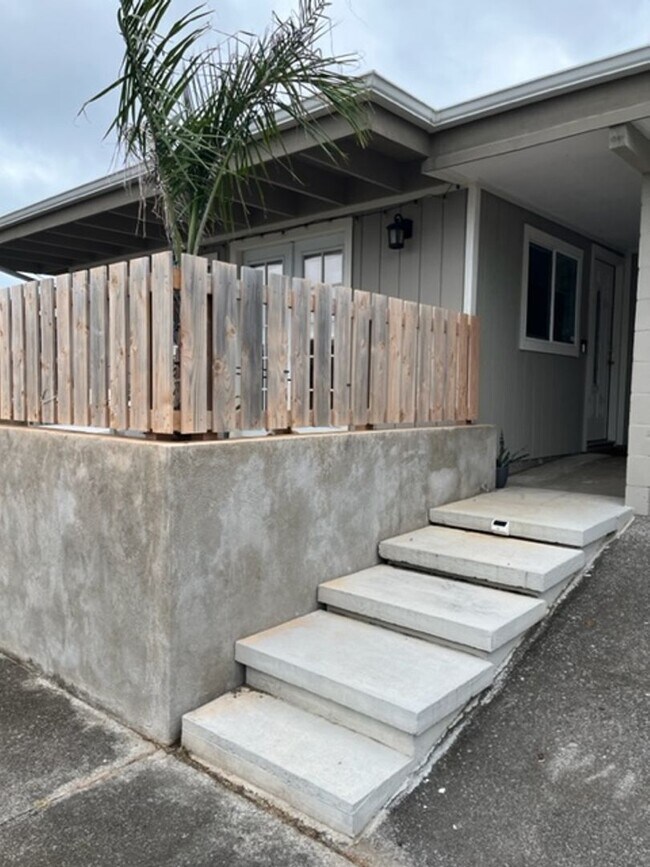 Building Photo - Available 08/16/2025! - Large 4 bedroom/2 ...