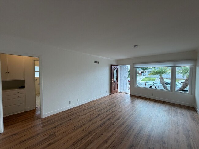 Building Photo - 6BD/3BA Close to Campus - Large Rooms! Great Yard!