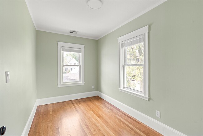 Building Photo - 706 Mt Auburn St