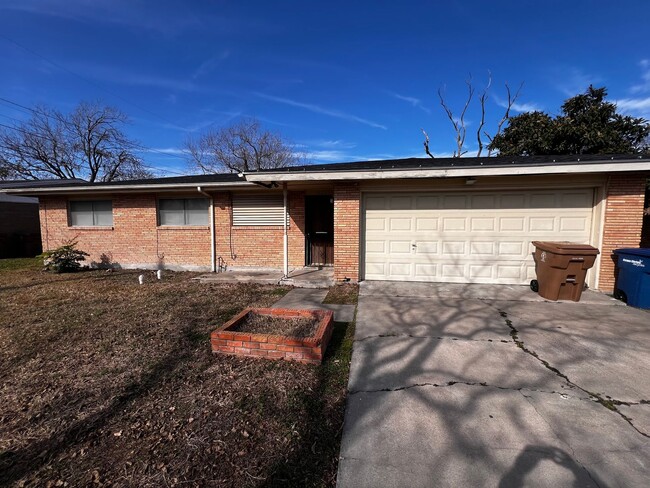 Building Photo - Nice Home located just off of SPID and Air...