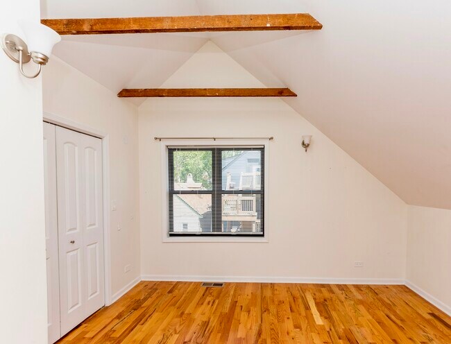 Building Photo - 1722 N Artesian Ave