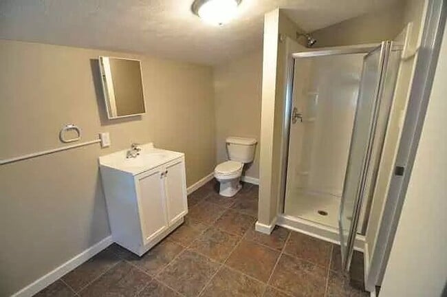 Building Photo - 5 Bedroom Home Available Now!