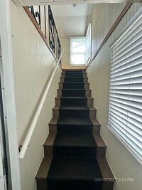 Building Photo - Darling Downtown Upstairs 1 Bedroom