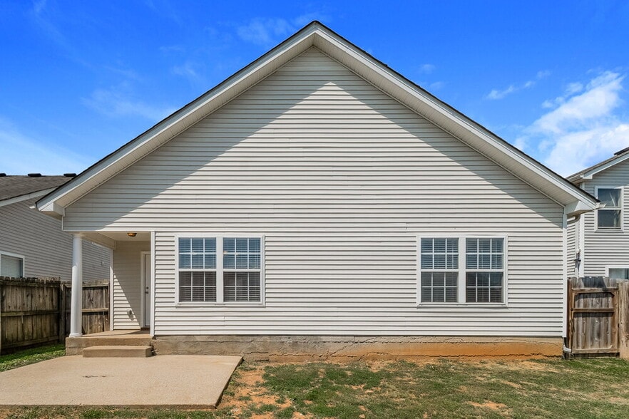 Building Photo - 1625 Beaconcrest Cir