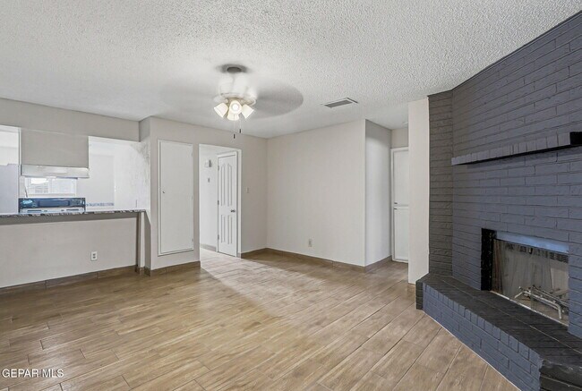 Building Photo - 2624 Lake Victoria Dr