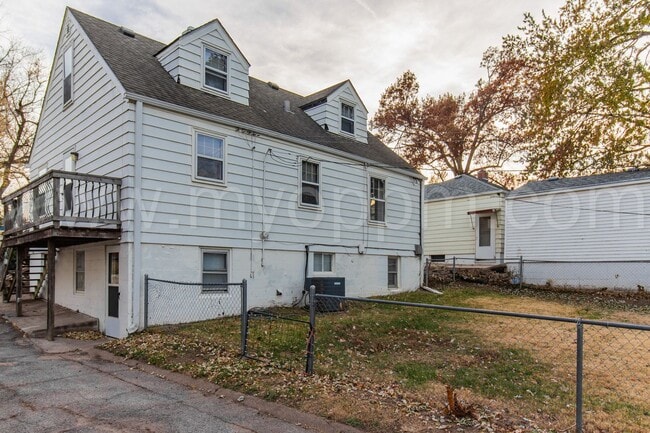 Building Photo - 3 Bedroom / 1.5 Bathroom Home | 60th & Center