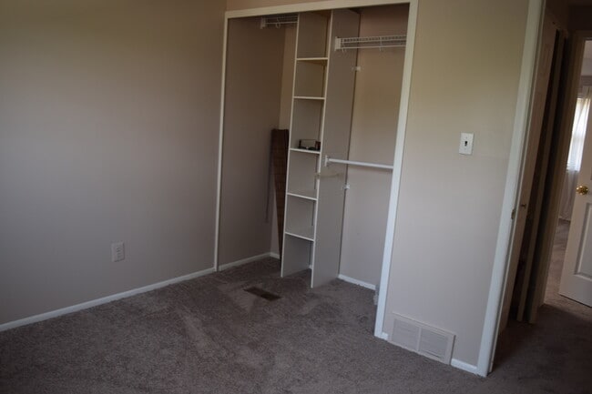 Building Photo - BEAUTIFULLY RENOVATED AND SPACIOUS COLONIA...