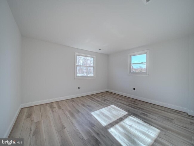 Building Photo - 2303 W Longview Dr