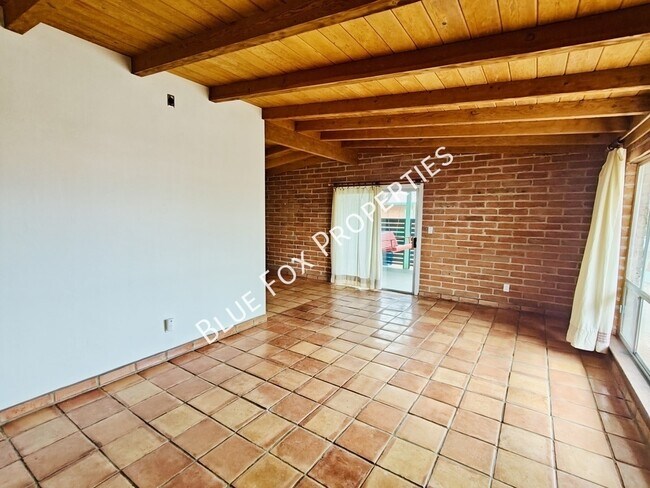 Building Photo - 633 N Avenida Calma