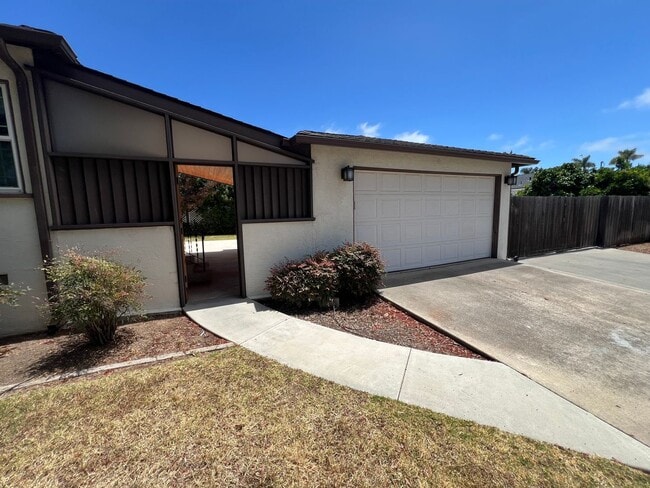 Building Photo - LOCATION LOCATION LOCATION!!! 5th & I St, Large House, 2Bdrm+Den+2 car Garage