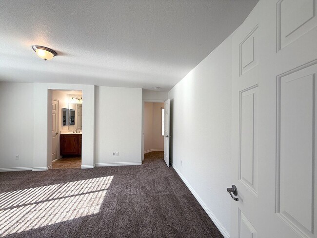 Building Photo - Beautiful 3 bedroom 2.5 bath Home in Provi...